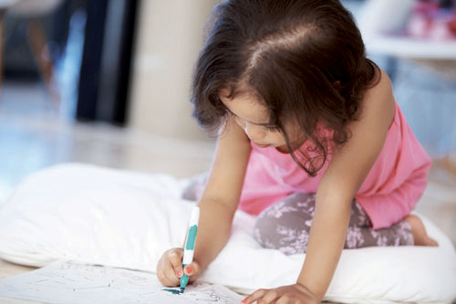 bambina che disegna - I-Bambini-delle-Foto